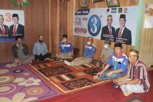 Tak kenal lelah. Drs.H.Zainal Arifin Paliwang tampak mendengarkan keluhan warga