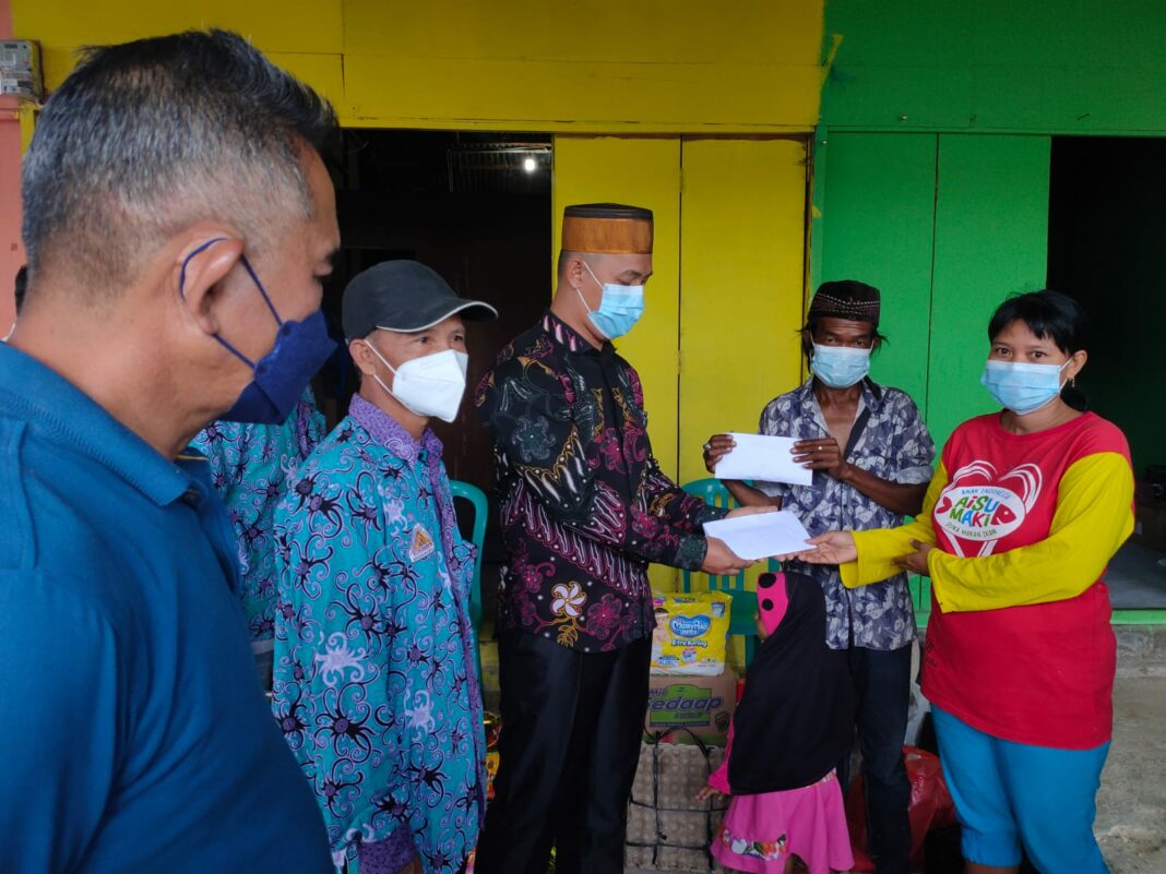 Ketua-Hikma-Kaltara-Turun-Langsung-Beri-Bantuan-kepada-Syamsul-2-1068x801