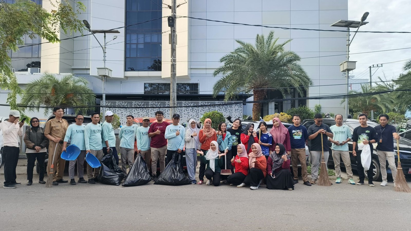 Kepala DLH Kalimantan Utara Turun Langsung Gotong Royong, Ajak Semua Pegawai Jadikan Lingkungan Bersih Sebagai Budaya